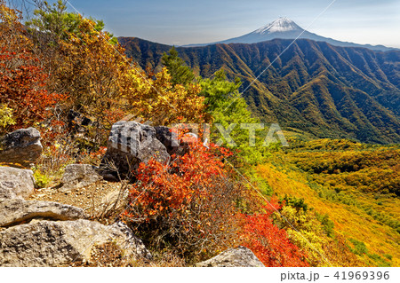 釈迦ヶ岳から見る紅葉の山並みと富士山 41969396