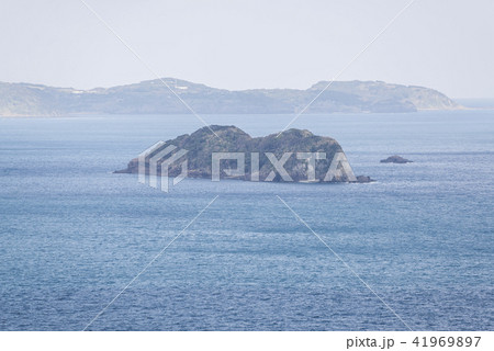 生月島を背景に見る中江ノ島の写真素材