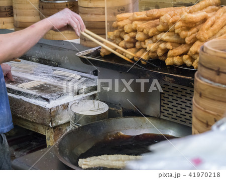 台湾の朝食・油條と豆漿を作る厨房の風景 台湾の朝食・油條と豆漿を作る厨房の風景 41970218