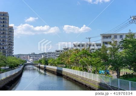 川沿いのマンションの風景の写真素材