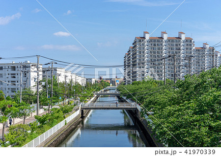 川沿いのマンションの風景の写真素材