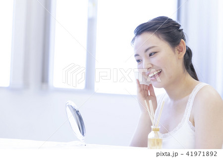 美容　女性　20代 41971892