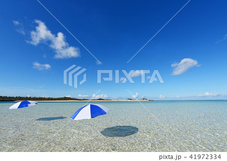 沖縄の美しい海とビーチパラソルの写真素材