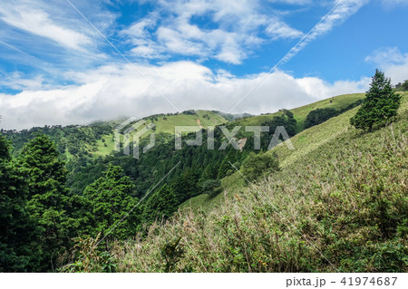 夏の緑豊かな山の風景写真 鈴鹿の竜ヶ岳登山の写真素材