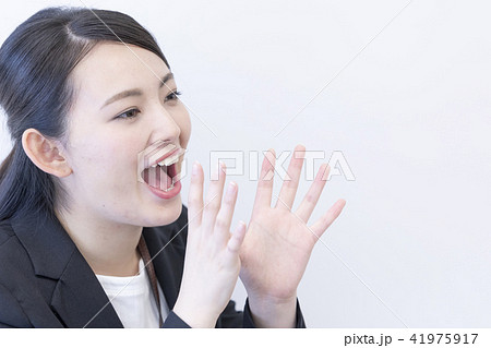 女性 叫ぶ 女性 叫ぶ 41975917