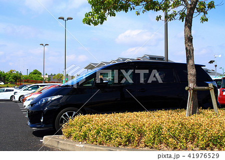 駐車場の車　行楽イメージ 41976529