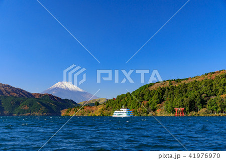 芦ノ湖から見る富士山の写真素材