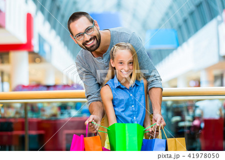 Dad with daughter shopping in mall 41978050