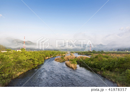 江合川と雲のかかる鳴子の町 41978357