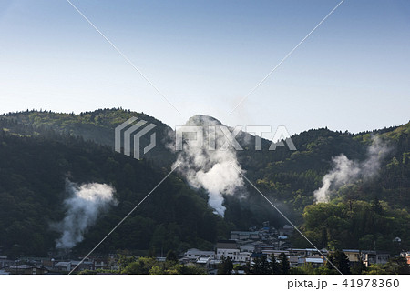 朝日を受ける鳴子温泉郷の湯煙 朝日を受ける鳴子温泉郷の湯煙 41978360