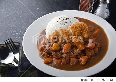 Japanese curry rice and fried pork. Japanese curry rice and fried pork. 41981138