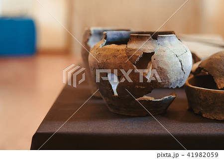 old clay jug with cracks 41982059