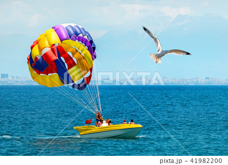 Parachute on sea 41982200