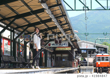 箱根登山鉄道　強羅駅のホームと女性旅行者　神奈川県足柄下郡箱根町強羅 41984847