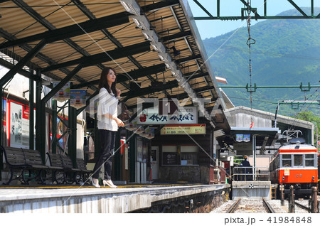 箱根登山鉄道　強羅駅のホームと女性旅行者　神奈川県足柄下郡箱根町強羅 41984848