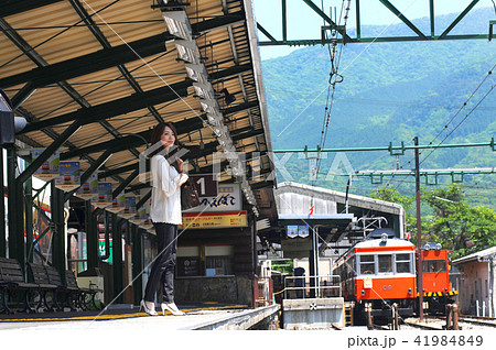 箱根登山鉄道　強羅駅のホームと女性旅行者　神奈川県足柄下郡箱根町強羅 41984849
