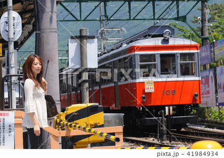 箱根登山鉄道 強羅駅の踏切と女性旅行者 神奈川県足柄下郡箱根町強羅 箱根登山鉄道 強羅駅の踏切と女性旅行者 神奈川県足柄下郡箱根町強羅 41984934