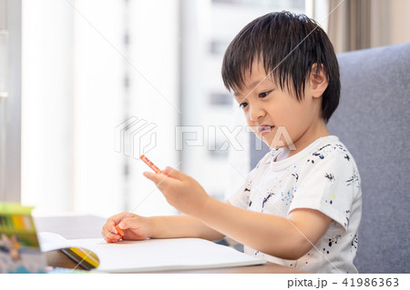 絵を描くこども 絵を描くこども 41986363