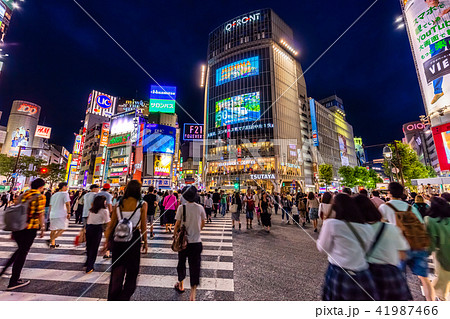 東京 渋谷駅 夜のスクランブル交差点の写真素材