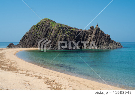 【立岩】日本海にそそり立つ高さ20mの自然一枚岩は圧巻！ 41988945