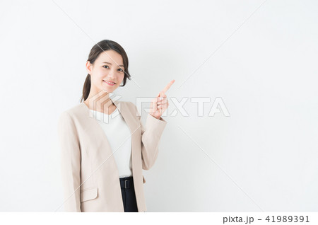 おすすめポーズをする20代スーツの女性 41989391