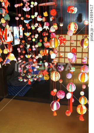 つるし飾りと少女 41989417
