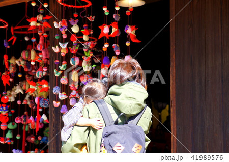 つるし飾りを楽しむ母娘 41989576