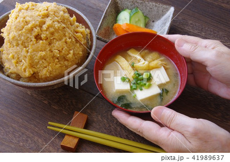 味噌汁 味噌汁を持つ手 味噌汁 味噌汁を持つ手 41989637