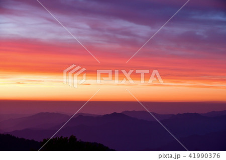 夕焼けに染まる大台ケ原の山並み 41990376