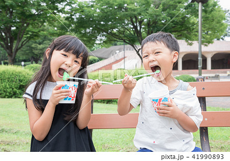 かき氷を食べる子供の写真素材