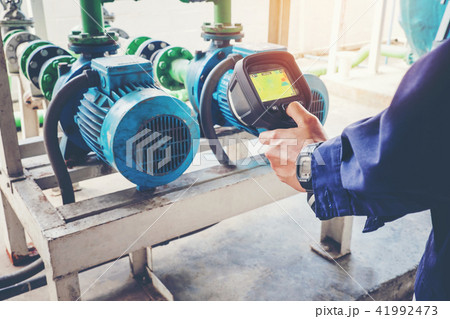 Technician thermography servicing an water Motor 41992473