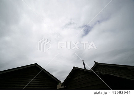 屋根と曇り空 41992944