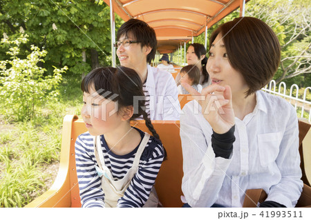 遊園地内を汽車で巡る家族 41993511