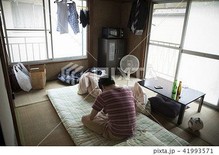 ぼろアパートの住人の写真素材