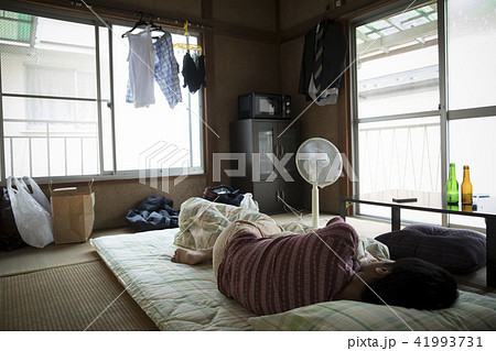 ぼろアパートの住人の写真素材