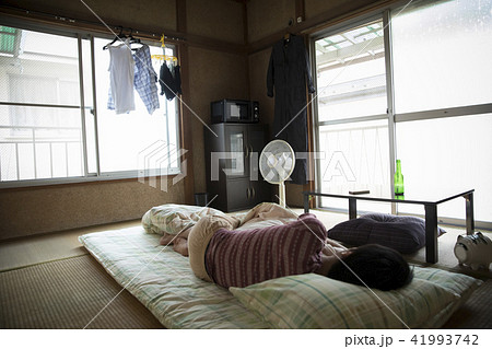 ぼろアパートの住人の写真素材