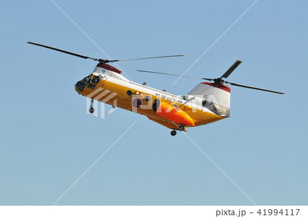 2009年に退役した航空自衛隊の救難ヘリコプターV-107バートル 41994117