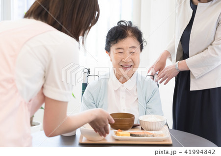 介護イメージ 食事 介護イメージ 食事 41994842