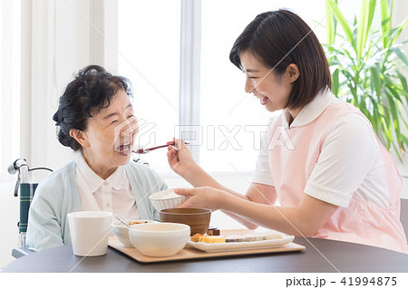 介護イメージ 食事 介護イメージ 食事 41994875