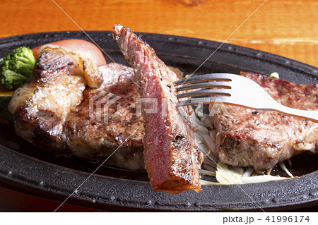 サーロインステーキの持ち上げ サーロインステーキの持ち上げ 41996174