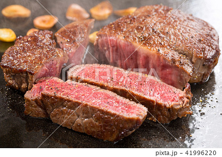 焼き上がったステーキ肉 41996220