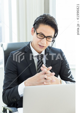 WEB会議をする男性 41996821