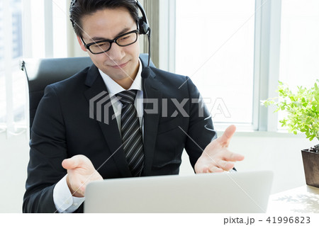WEB会議をする男性 WEB会議をする男性 41996823