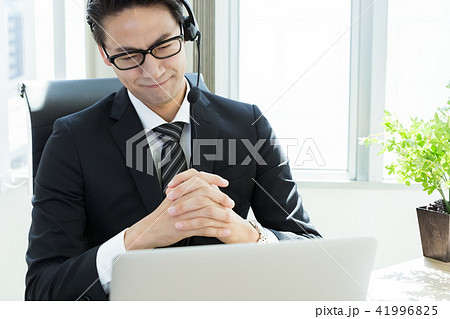 WEB会議をする男性 41996825