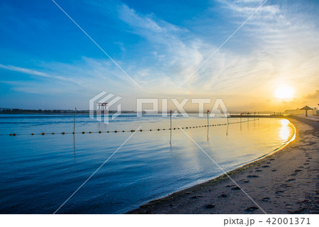 静岡県　弁天島海浜公園から臨む弁天島鳥居と夕陽 42001371