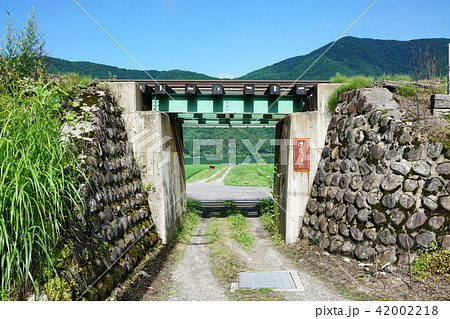 とても小さな架道橋　上路プレートガーダ1連　大糸線　大町市平稲尾駅近く　 42002218