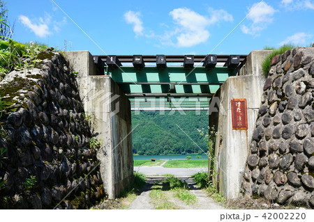 とても小さな架道橋 上路プレートガーダ1連 大糸線 大町市平稲尾駅近く とても小さな架道橋 上路プレートガーダ1連 大糸線 大町市平稲尾駅近く 42002220