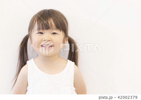 かわいい3歳の女の子 42002379