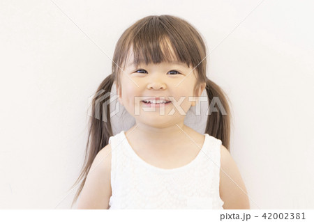 かわいい3歳の女の子 かわいい3歳の女の子 42002381