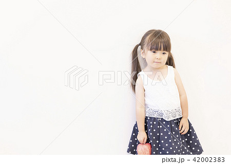 かわいい3歳の女の子の写真素材 4023